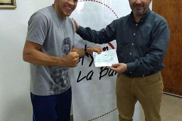 El boxeador bandentildeo Elio Trosch agradecioacute el apoyo del municipio tras pelear por un tiacutetulo mundial