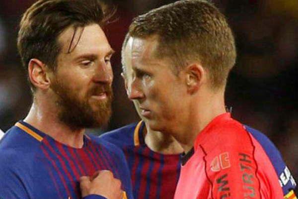Acusan a Messi de apretar al aacuterbitro del claacutesico 