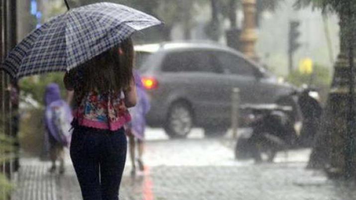 Una torrencial lluvia cae sobre Santiago del Estero