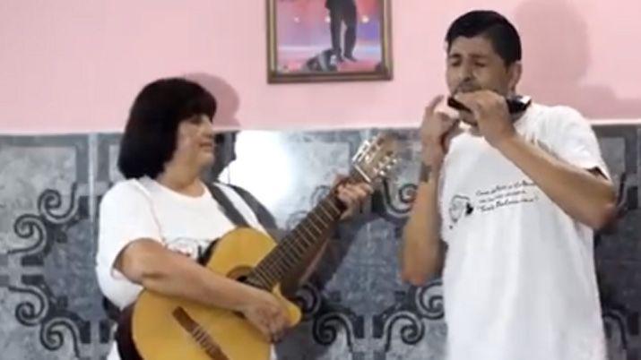 Marcelo Tinelli encantado con la interpretacioacuten de Dariacuteo Tevez y su mamaacute