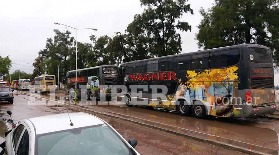 Descarrilamiento- colectivos transportan a los pasajeros del tren a Tucumaacuten