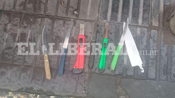 Demoran a una joven que teniacutea siete armas blancas escondidas