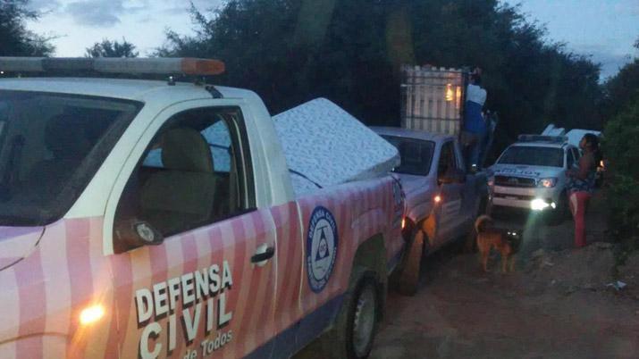 Con tractores y cuatriciclos Defensa Civil asiste a vecinos de Las Gamas