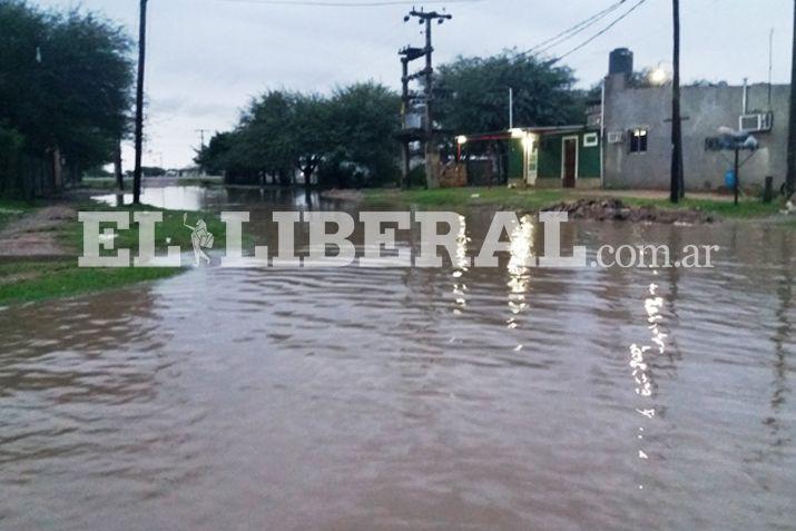 Algunas calles de Colonia Dora se tornaron intransitables por las precipitaciones