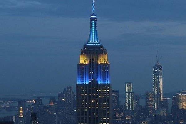 El Empire State se iluminoacute anoche de azul y oro