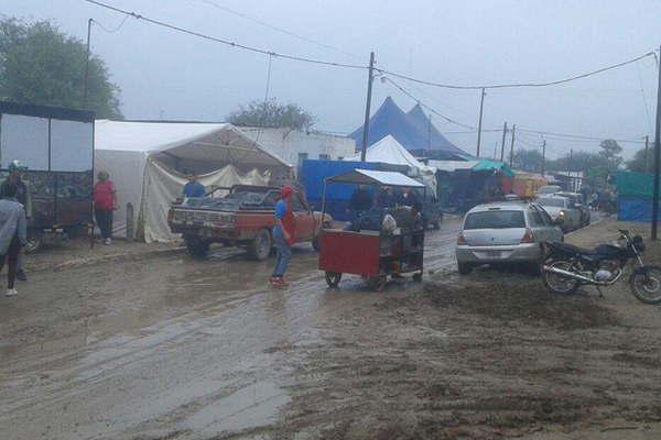 El mal tiempo tampoco apaga los aacutenimos en Villa Mailiacuten