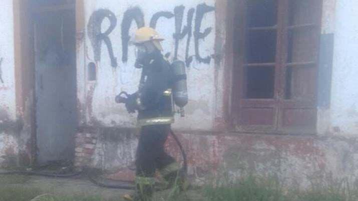 Friacuteas- la quema de basura originoacute un incendio de una casa abandonada