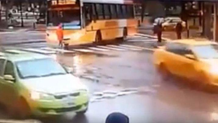 VIDEO Un colectivero cruzoacute en rojo atropelloacute a una mujer y la matoacute