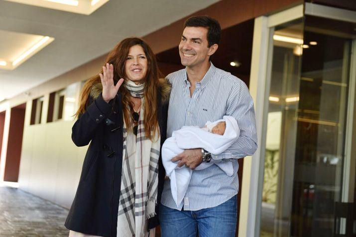 Isabel Macedo su esposo Juan Manuel Urtubey y la beba en la puerta de la clínica Altos de Salta