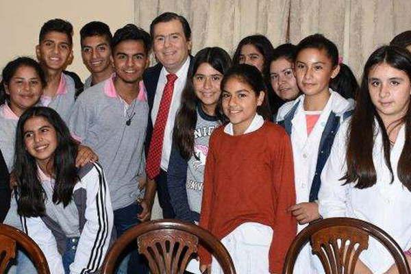 Alumnos de un colegio de Real Sayana visitaron al gobernador Zamora