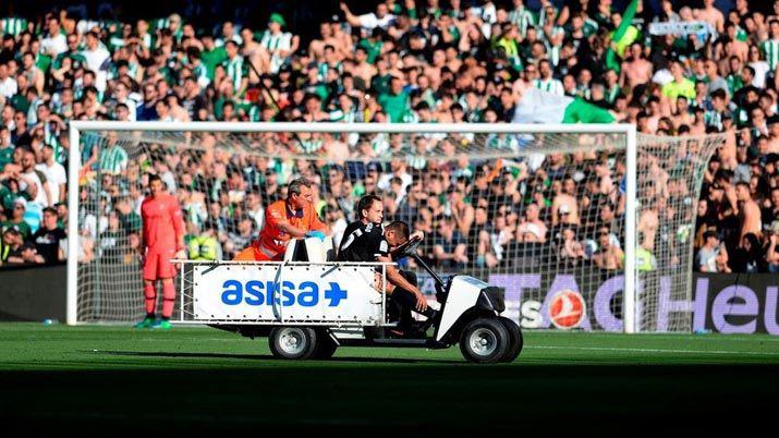 VIDEO  Mercado salioacute lesionado y enciende la alarma en la Seleccioacuten