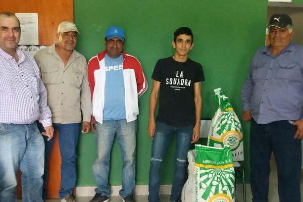 Productores de Cantildeada Escobar recibieron semillas y combustible 