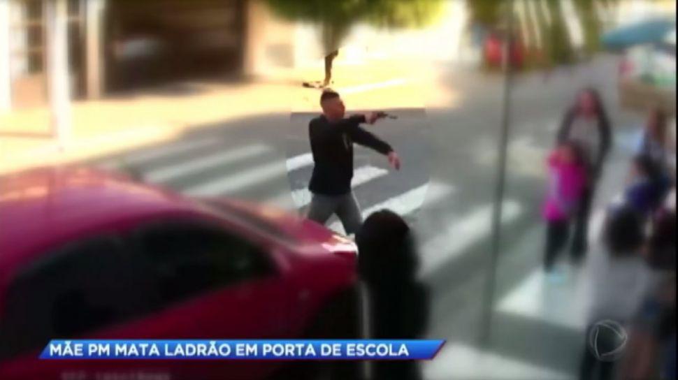 Una policiacutea de civil matoacute a un ladroacuten frente a una escuela en Brasil