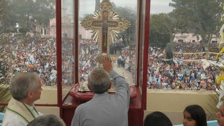 Miles de fieles renovaron su fe ante el Sentildeor de los Milagros de Mailiacuten