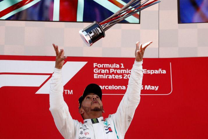 Lewis Hamilton y su festejo al llegar a lo alto del pidió en el trazado de Barcelona