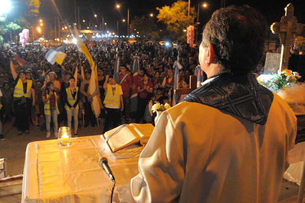 En el barrio Almirante Brown una multitud participoacute de la festividad del Cristo Forastero