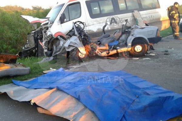 Tres joacutevenes fallecen en choque en una autopista