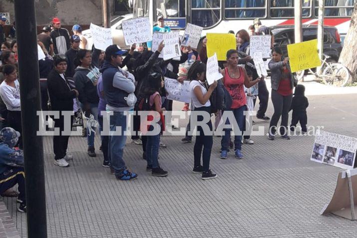 El pedido de justicia de los familiares de los dos jóvenes asesinados se desarrolló frente a la sede del Centro Judicial de La Banda