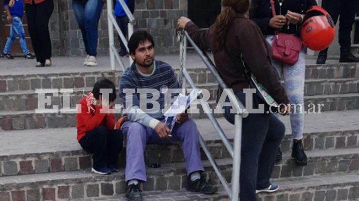 Joven se encadenoacute en el Juzgado reclamando ver a su hija
