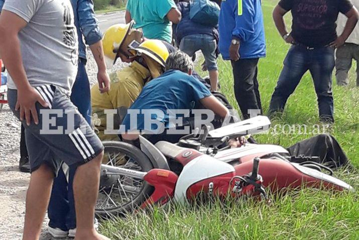 El motociclista herido fue auxiliado por el personal del Cuerpo de Bomberos de Las Termas