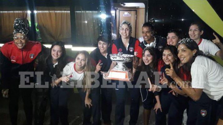 Llegaron las campeonas y dieron la vuelta olímpica en su casa