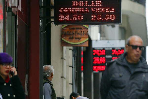Con doacutelar a 2551 preveacuten maacutes inflacioacuten en un diacutea clave para la corrida cambiaria