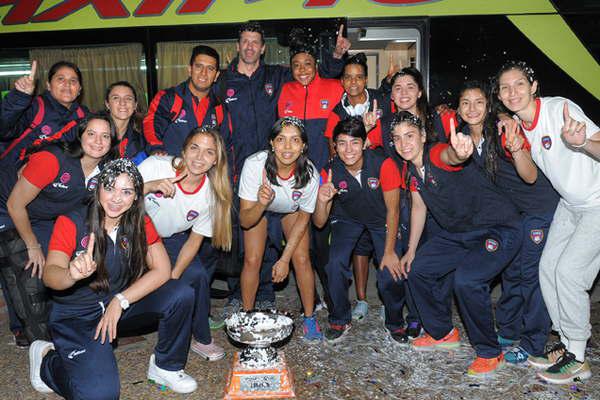 Las chicas trajeron la Copa a Santiago  