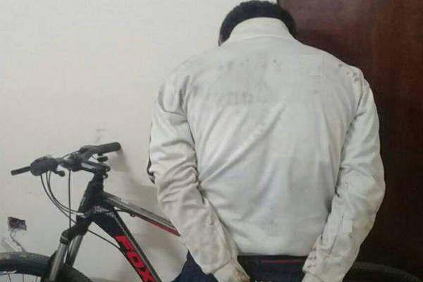 Amenazoacute con un arma de fuego a un hombre para robarle la bici y cayoacute preso 