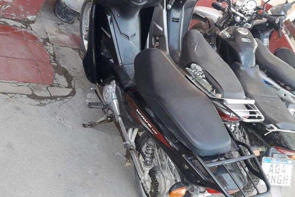 Recuperan una moto robada que los ladrones abandonaron en un baldiacuteo