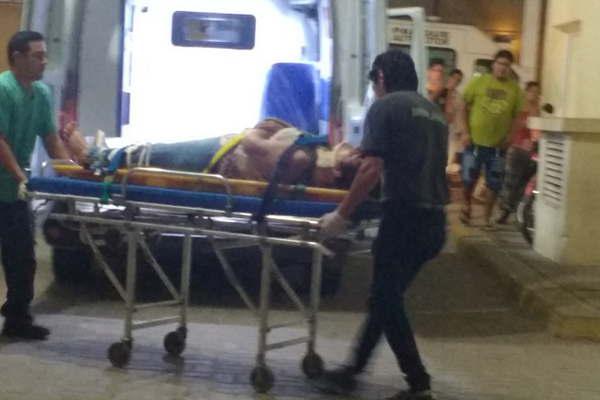 Dos joacutevenes motociclistas sufrieron lesiones al chocar con un auto