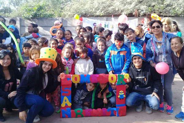 El grupo de joacutevenes solidarios Ayuacutedanos a ayudar inauguroacute un comedor infantil en el barrio Bosco II