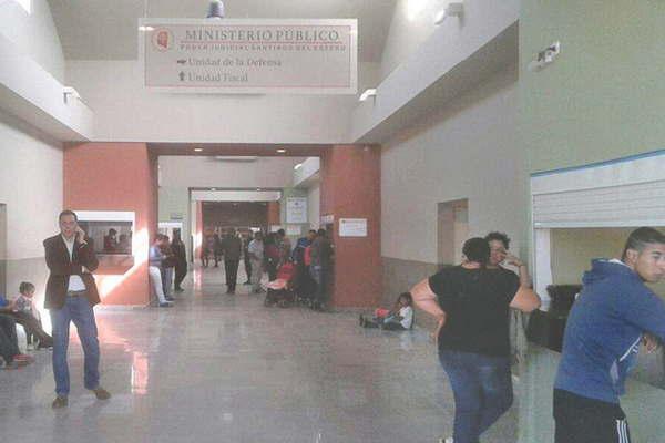 Un joven amenazoacute con suicidarse en el interior del Centro Judicial de Antildeatuya