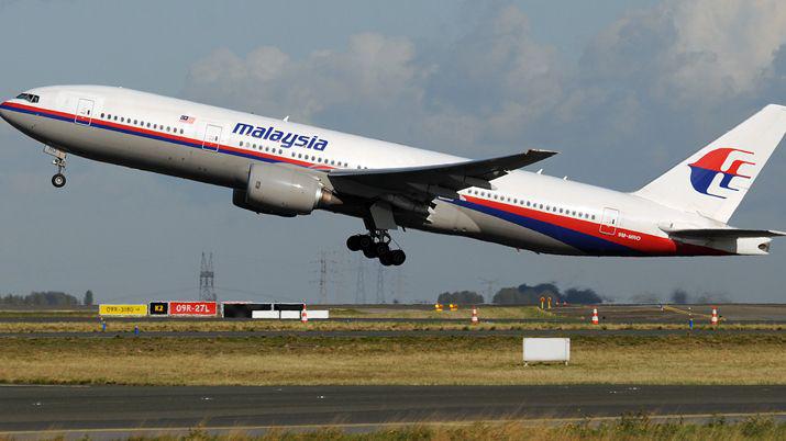 Creen que el piloto del MH370 de Malaysia Airlines precipitoacute el avioacuten