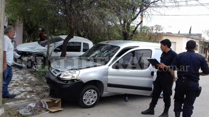 Fuerte choque entre camionetas dejoacute una mujer herida