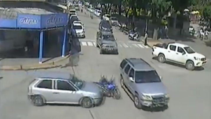 VIDEO  Una motociclista se salvoacute de quedar entre dos autos