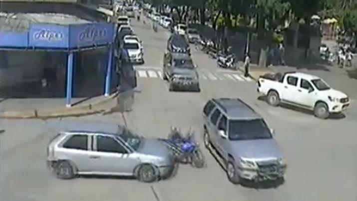 VIDEO Una motociclista se salvoacute de quedar entre dos autos