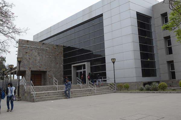 Era buscado por un supuesto abuso de una nintildea y se entregoacute con su abogado