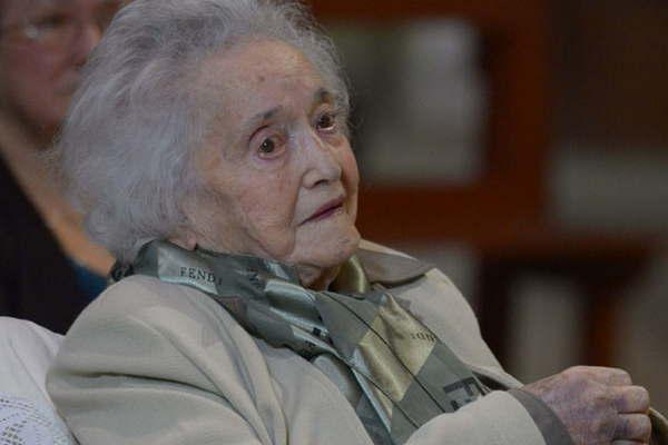 Dolor por el deceso de la abuela de la Dip nacional Claudia L de Zamora
