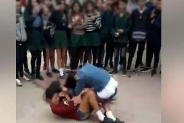 Pelea entre cuatro estudiantes de un colegio bandentildeo se viralizoacute por las redes sociales y celulares