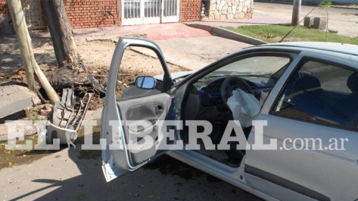 Quiso esquivar un perro y estrelloacute su auto contra un poste