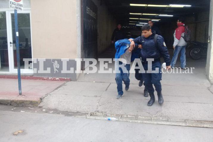 El sospechoso fue apresado por los efectivos policiales y trasladado a la Comisaría Primera