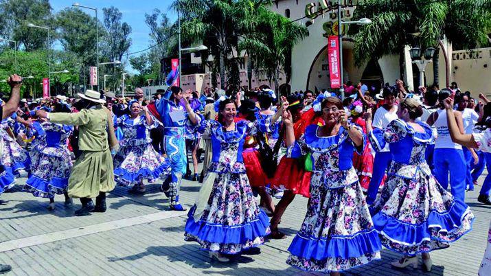 La Secretariacutea de Turismo municipal programoacute actividades culturales artiacutesticas y recreativas en las plazas Eva Peroacuten y San Martiacuten