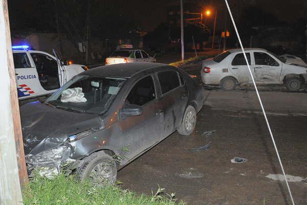 Violento encontronazo de dos automoacuteviles y destrozos pero con sus conductores ilesos