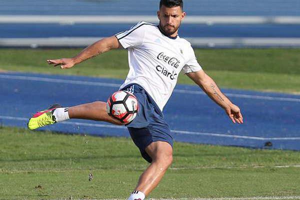 Cruce verbal entre el Kun Aguumlero y Goacutemez por la lesioacuten de Biglia