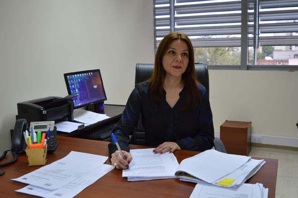 Derriboacute en la cama a hijastra de 16 antildeos y una vecina la salvoacute de ser violada