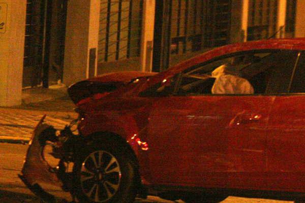 Evitoacute chocar un perro y se estrelloacute contra una columna