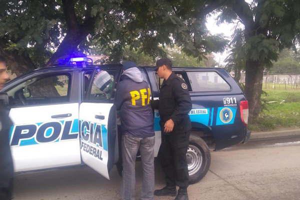 Detuvieron a un dealer que vendiacutea cocaiacutena cerca de una escuela