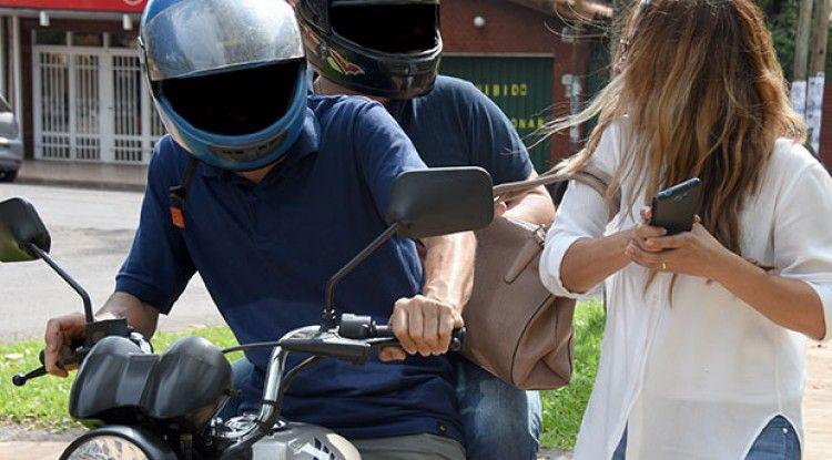 A punta de cuchillo motochorros asaltaron a una mujer