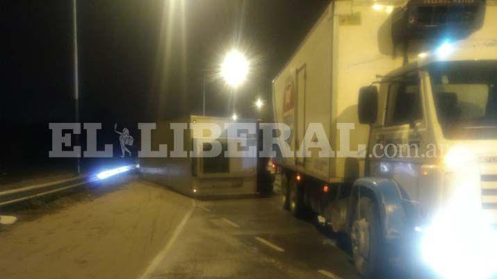 Camioacuten sufrioacute un desperfecto y volcoacute su acoplado con carne