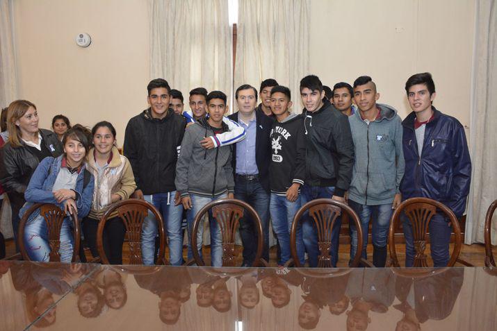 El gobernador Dr Gerardo Zamora con los alumnos de Pampa de los Guanacos
